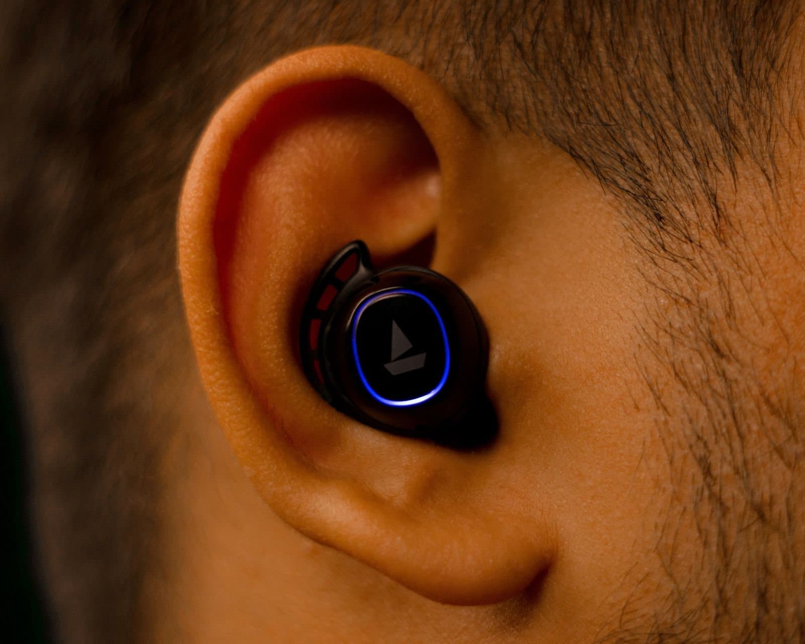 Fone de ouvido sem fio encaixado na orelha, ilustrando o uso dos AirPods como aparelho auditivo. Foto de Sanket Mishra via Pexels.